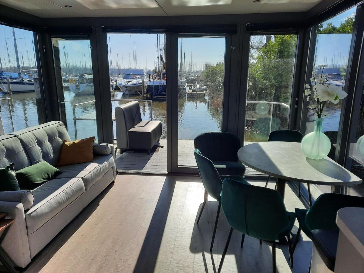 Отель Waterfront Houseboat Near The Centre Монникендам Экстерьер фото